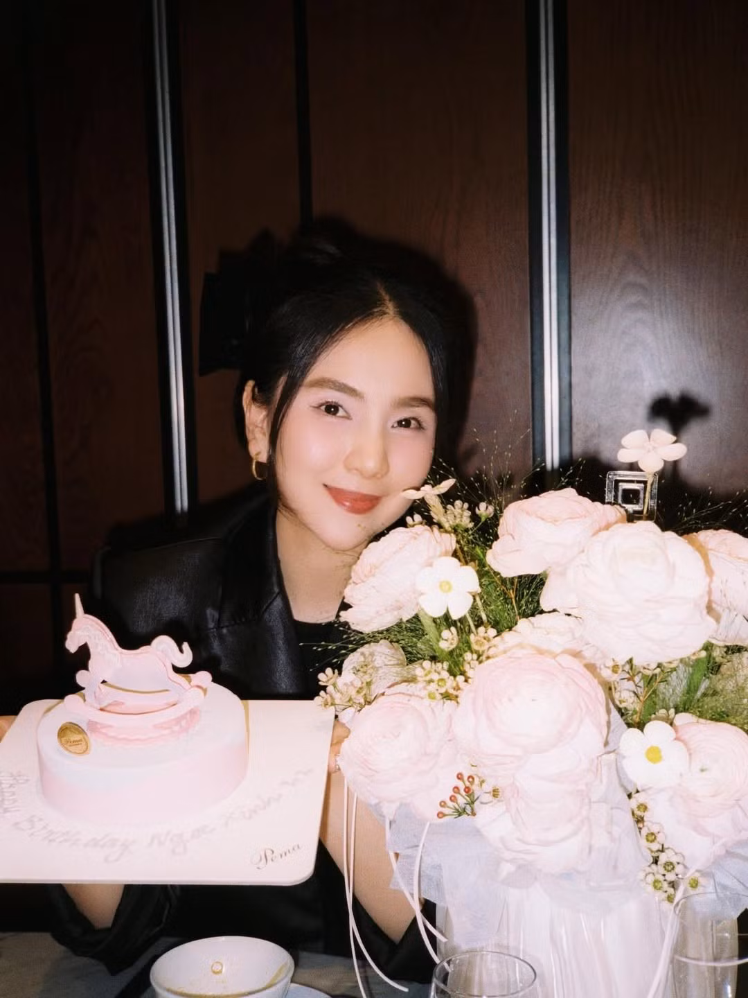 Sau sinh kết hôn và sinh con, MC Mai Ngọc đang tận hưởng cuộc sống đầy tích cực. Mới đây, "người đẹp thời tiết" đã khiến người hâm mộ không khỏi trầm trồ khi chia sẻ những khoảnh khắc hạnh phúc trong bữa tiệc sinh nhật chào đón tuổi 36 bên bạn bè thân thiết. (Ảnh: IGNV)