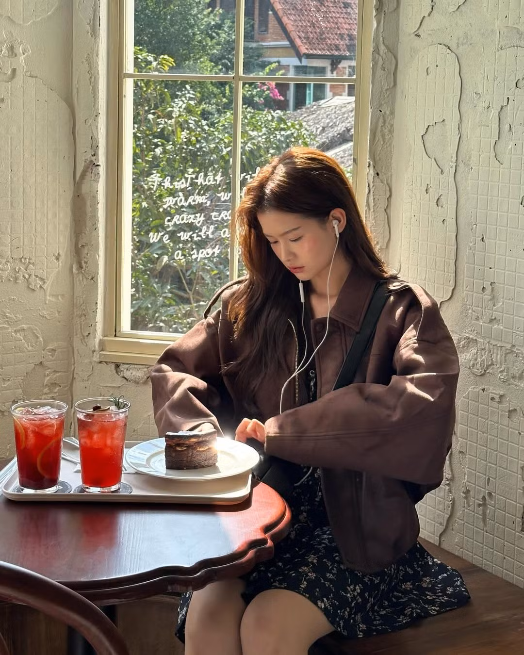 Với phong cách biến hóa đa dạng - từ một Mai Hương cá tính, hiện đại trong những bộ cánh Rock-Chic trên đường phố, đến một cô nàng ngọt ngào, trong trẻo như nữ chính ngôn tình, cô luôn biết cách truyền cảm hứng mặc đẹp cho giới trẻ. (Ảnh: IGNV)