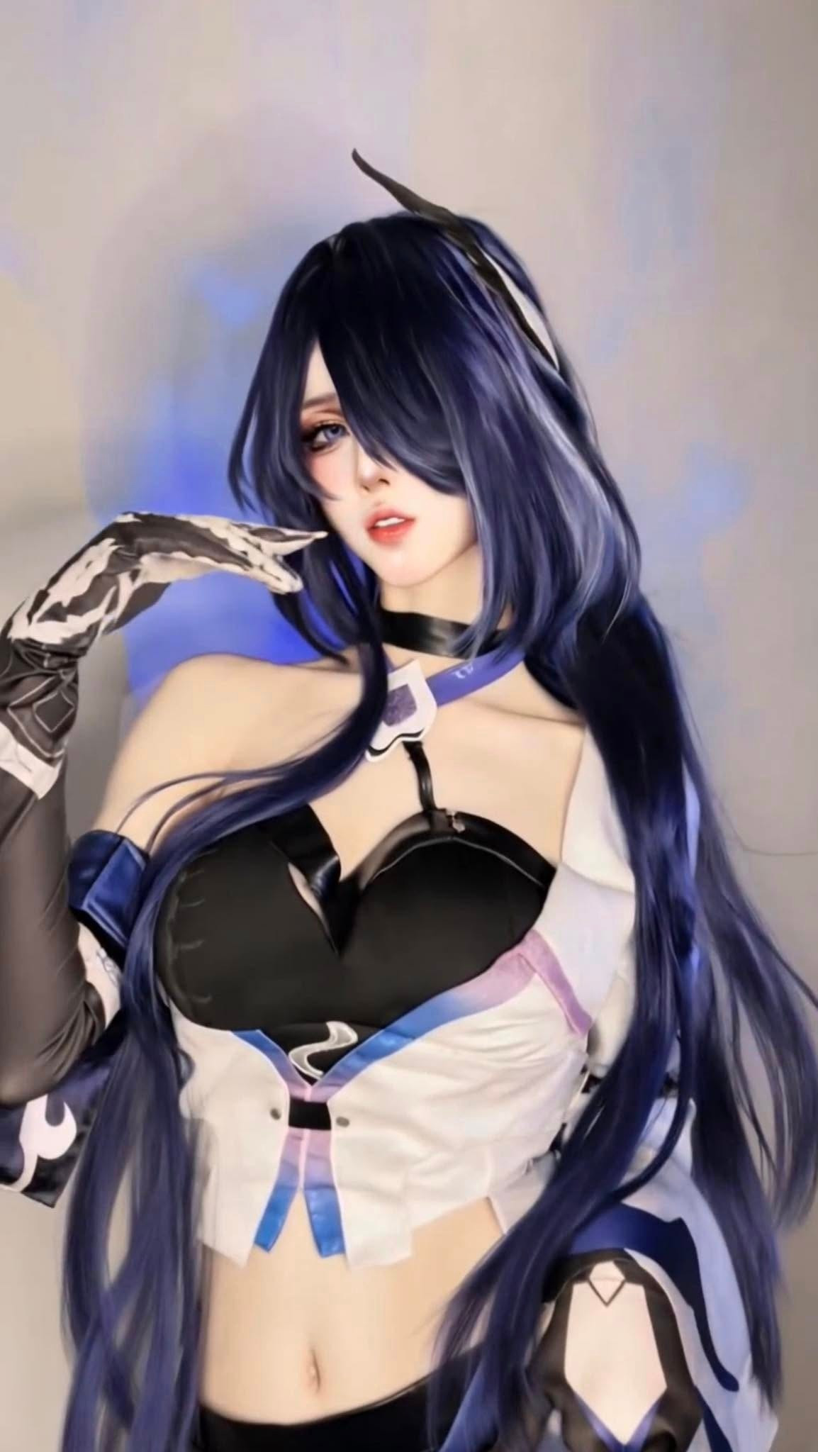 Cô nàng là Minh Anh, một coser nổi bật với ngoại hình xinh xắn, thần thái hút hồn và khả năng hóa thân xuất sắc vào các nhân vật game, anime. Với hàng chục nghìn người theo dõi trên các nền tảng mạng xã hội, Minh Anh đã tạo dựng được một lượng fan hâm mộ đông đảo, đặc biệt là phái nam.