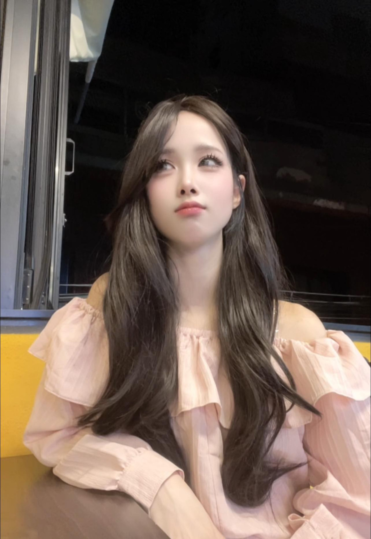 Đặc biệt hơn, cô còn chủ động "phá vỡ" hình tượng hoàn mỹ của mình bằng cách thừa nhận rằng vẻ ngoài của cô ở đời thực không hoàn toàn giống như trên ảnh.