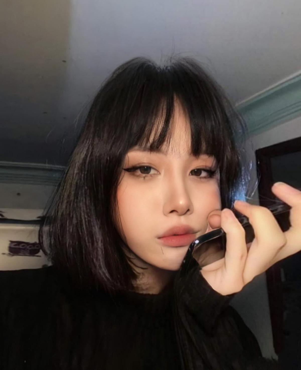 "Mà cái nữa em ảo ma lắm không như trên ảnh đâu nên tin làm gì, xingtu cả nhé. Em cũng không có nhu cầu dính vào mối quan hệ nào cả hay dính dáng đến yêu đương nên thông cảm em với. Các anh có đọc được thì dừng đi nhớ, em không muốn nói thẳng đâu" - Minh Anh chia sẻ.