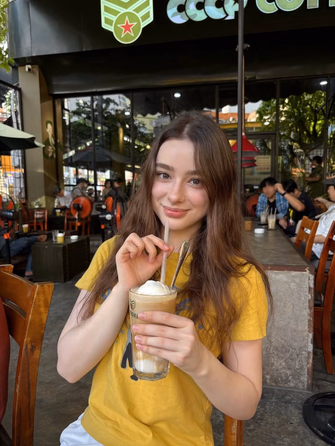 Mới đây, cô nàng sinh năm 1999 đã chia sẻ những khoảnh khắc đáng yêu và rạng rỡ của mình trong chuyến du lịch tại Nha Trang. Kèm theo loạt ảnh, Dasha Taran đã viết dòng chú thích đầy cảm xúc: "Hello Vietnam. I really love it here, everywhere I go I meet my followers and I feel like the happiest person ever" (Tạm dịch: Chào Việt Nam! Tôi thực sự yêu nơi này, đi đến đâu tôi cũng gặp gỡ những người hâm mộ của mình và tôi cảm thấy như người hạnh phúc nhất trên đời). (Ảnh: IGNV)