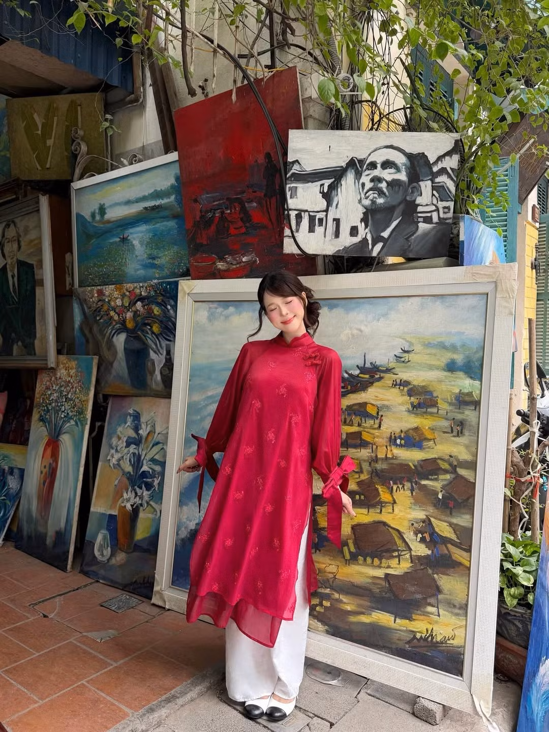 Chỉ sau vài giờ đăng tải trên trang Instagram cá nhân (@wyn.anh), bộ ảnh đã nhanh chóng thu về hơn 111.000 lượt yêu thích cùng hàng trăm bình luận tương tác. Dưới bài viết, cư dân mạng để lại nhiều lời khen có cánh: "Xinh phát điên luôn", "Nhìn muốn mua liền 10 bộ áo dài giống chị", "Đúng chuẩn nàng thơ ngày Tết". (Ảnh: IGNV)