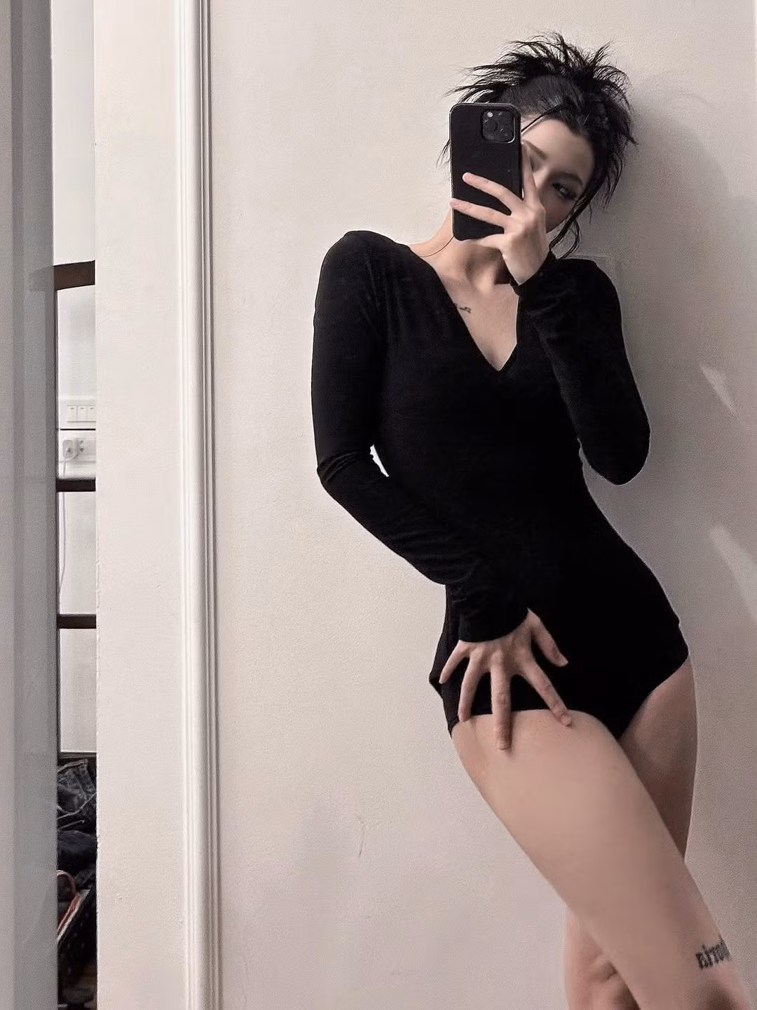 LyHan (tên thật Trần Thảo Linh, sinh năm 1999) là một trong những gương mặt Gen Z đang "làm mưa làm gió" trong làng giải trí Việt. Sở hữu visual sắc lạnh, thần thái "soái tỷ" cùng gu thời trang đậm chất gothic-punk, LyHan luôn biết cách khiến mình nổi bật. (Ảnh: IGNV)