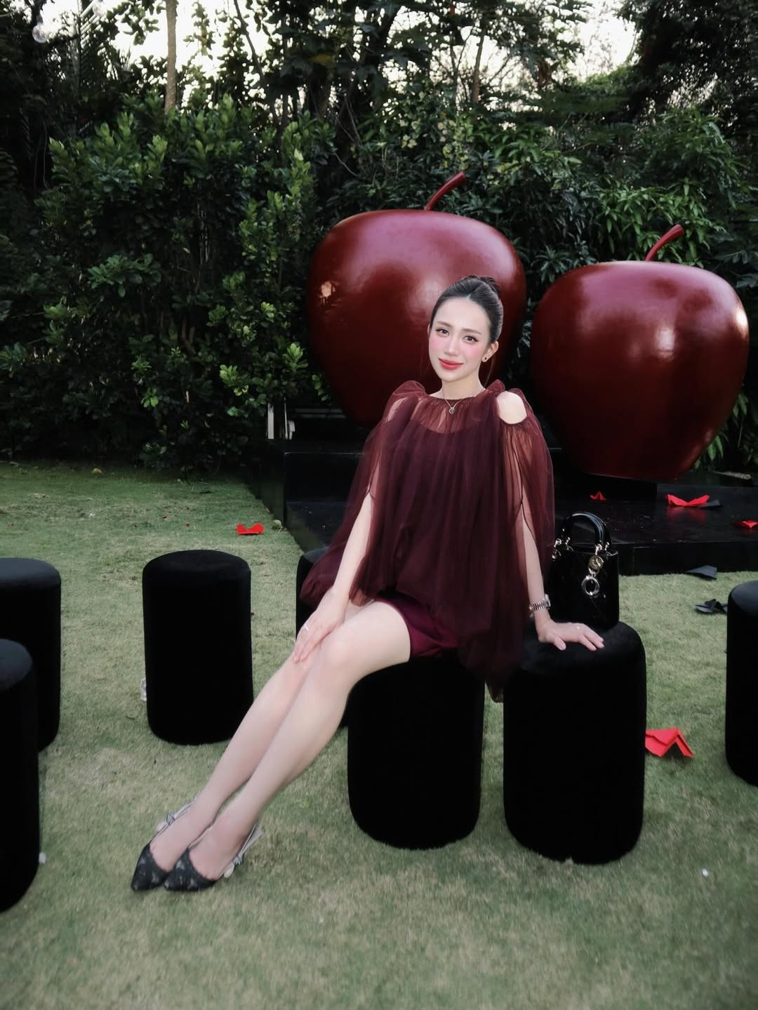 Để hoàn thiện vẻ ngoài "sang xịn mịn", người đẹp sinh năm 1999 búi tóc cao thanh lịch, kết hợp cùng phụ kiện túi hiệu Lady Dior và trang sức cao cấp. (Ảnh IGNV)