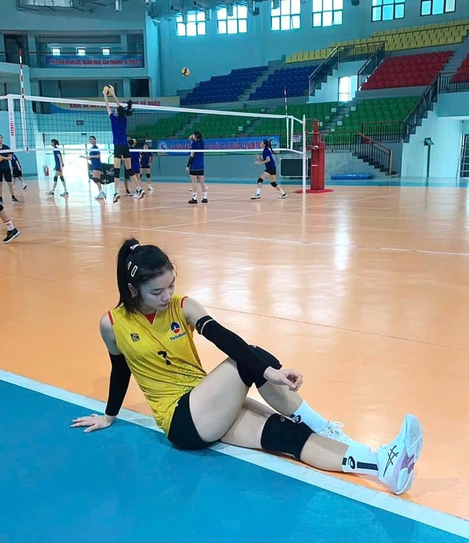 Dù chơi ở vị trí phòng ngự, Kiều Vy lại sở hữu vóc dáng nổi bật với chiều cao gần 1m70 - hiếm thấy với một libero.