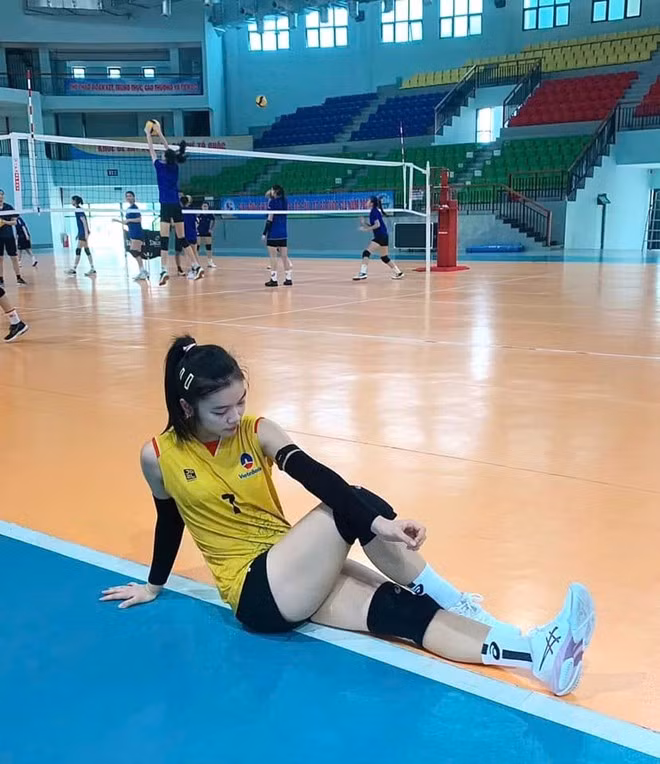 Dù chơi ở vị trí phòng ngự, Kiều Vy lại sở hữu vóc dáng nổi bật với chiều cao gần 1m70 - hiếm thấy với một libero.