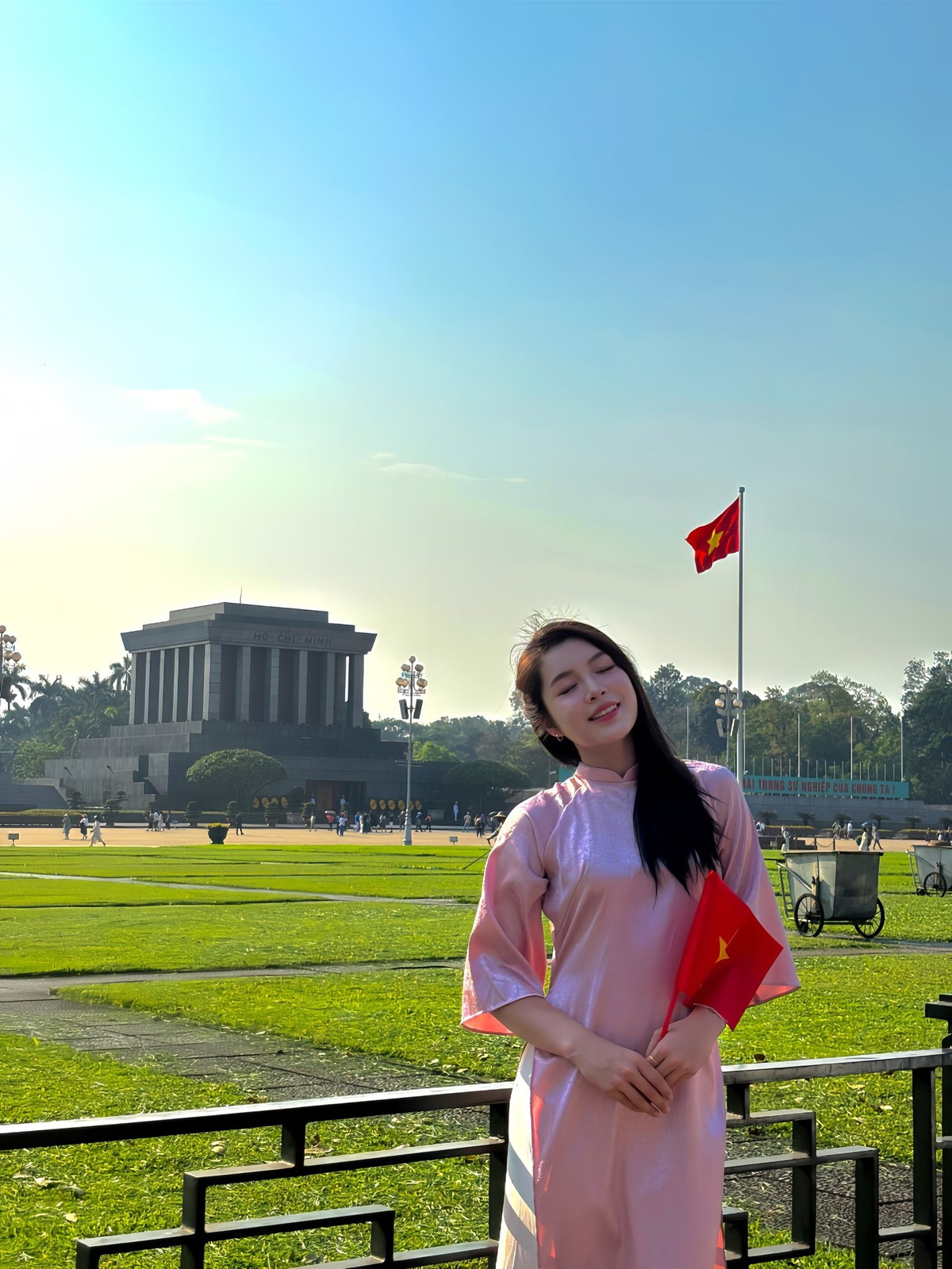 Kiều Vy khá kín tiếng trên mạng xã hội. Trong một số tấm hình được đăng tải, cô nàng theo đuổi phong cách nhẹ nhàng, nữ tính.