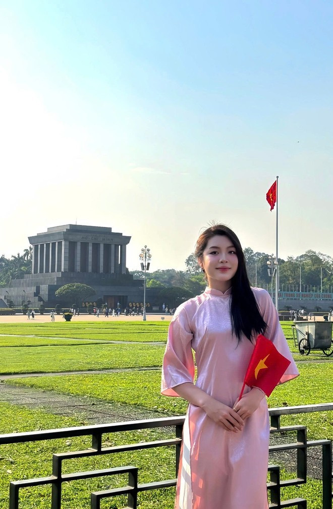 Với làn da trắng, gương mặt thanh tú cùng thần thái tự tin, Kiều Vy luôn nổi bật dù là trên sân tập hay trong những khoảnh khắc đời thường.