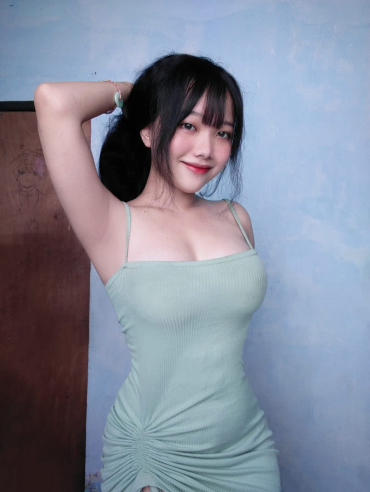 Màn đu trend của Khuê Ngọc khiến anh em game thủ vô cùng xuýt xoa. Diện một chiếc đầm xanh mint bó sát, động tác búi tóc nhẹ nhàng cùng gương mặt sáng đầy thiện cảm, nàng hot girl đã nhanh chóng "đốn tim" anh em.