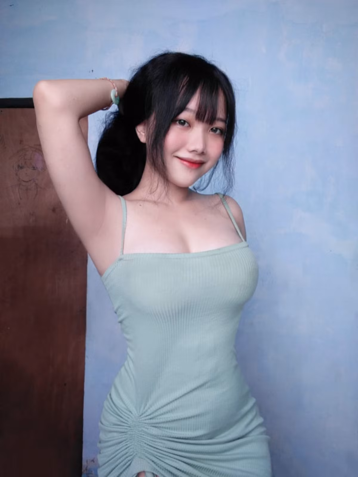 Màn đu trend của Khuê Ngọc khiến anh em game thủ vô cùng xuýt xoa. Diện một chiếc đầm xanh mint bó sát, động tác búi tóc nhẹ nhàng cùng gương mặt sáng đầy thiện cảm, nàng hot girl đã nhanh chóng "đốn tim" anh em.