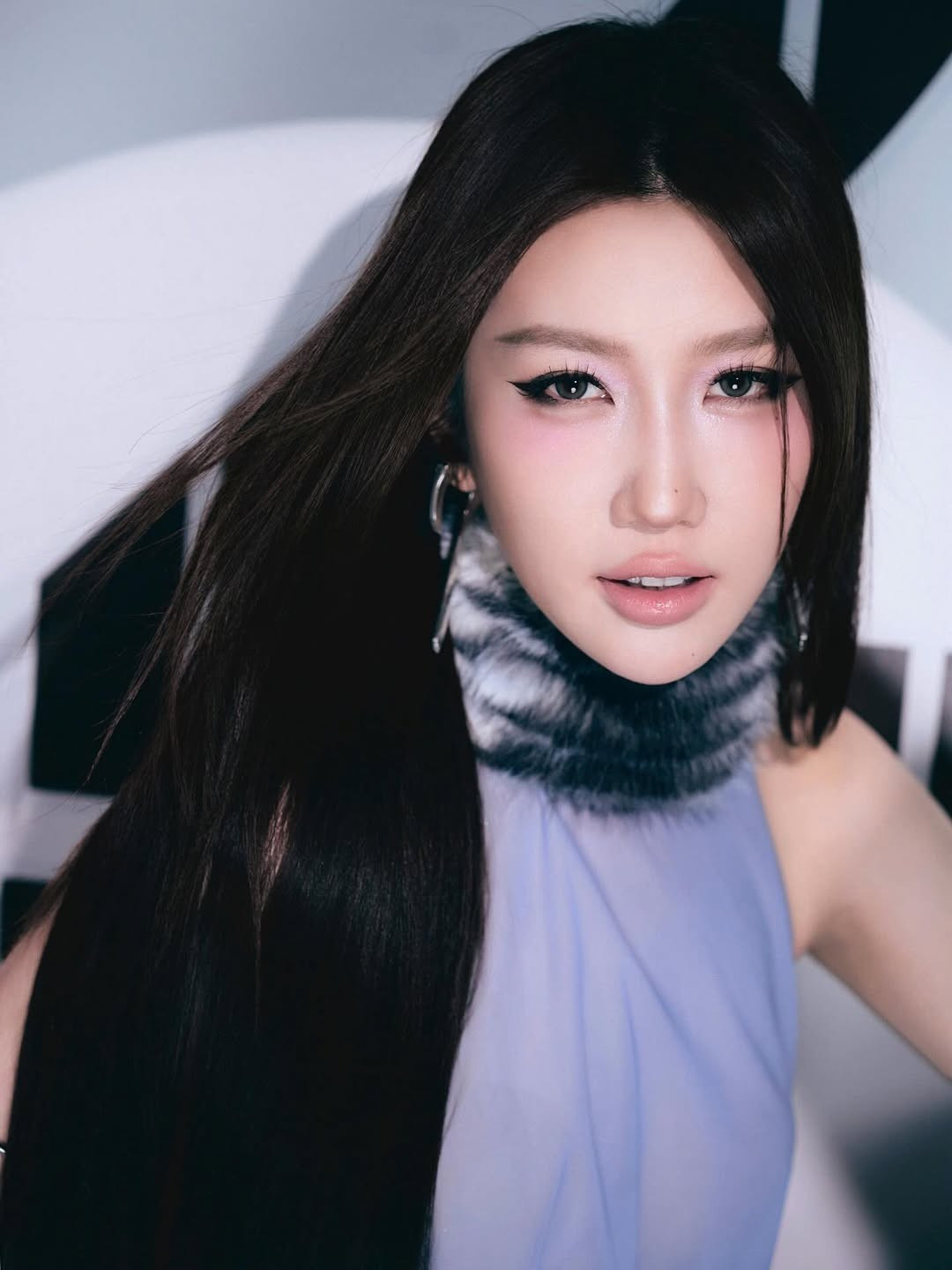 Không khoe dáng quá đà, không chạy theo công thức sexy dễ đoán, Thúy Ngân chinh phục người xem bằng gout thẩm mỹ tinh tế và sự chỉn chu trong cách thể hiện cá tính thời trang.