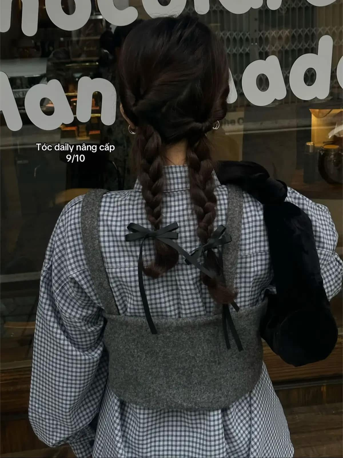 Các kiểu tóc không hề bị "sến" mà rất hợp thời trang, phối hợp ăn ý với trang phục từ áo da cá tính đến váy ren điệu đà.