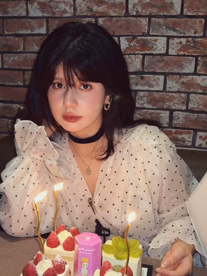 Dù không hoạt động nghệ thuật rầm rộ, với nhan sắc lai nổi bật và thần thái tự tin, Ebra Lê vẫn là một gương mặt được yêu thích và là nguồn cảm hứng về thời trang, phong cách sống cho nhiều bạn trẻ. (Ảnh: FBNV)