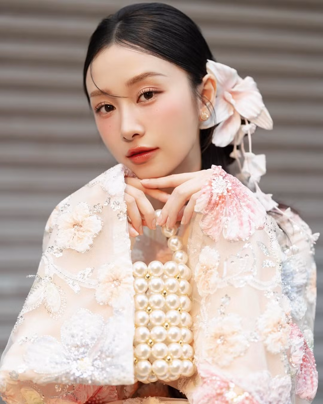 Jun Vũ kết hợp set đồ với túi xách nhỏ nhắn được kết từ những viên ngọc trai lớn không chỉ tạo vẻ sang trọng mà còn mang đến nét hoài cổ đầy thú vị. (Ảnh: IGNV)