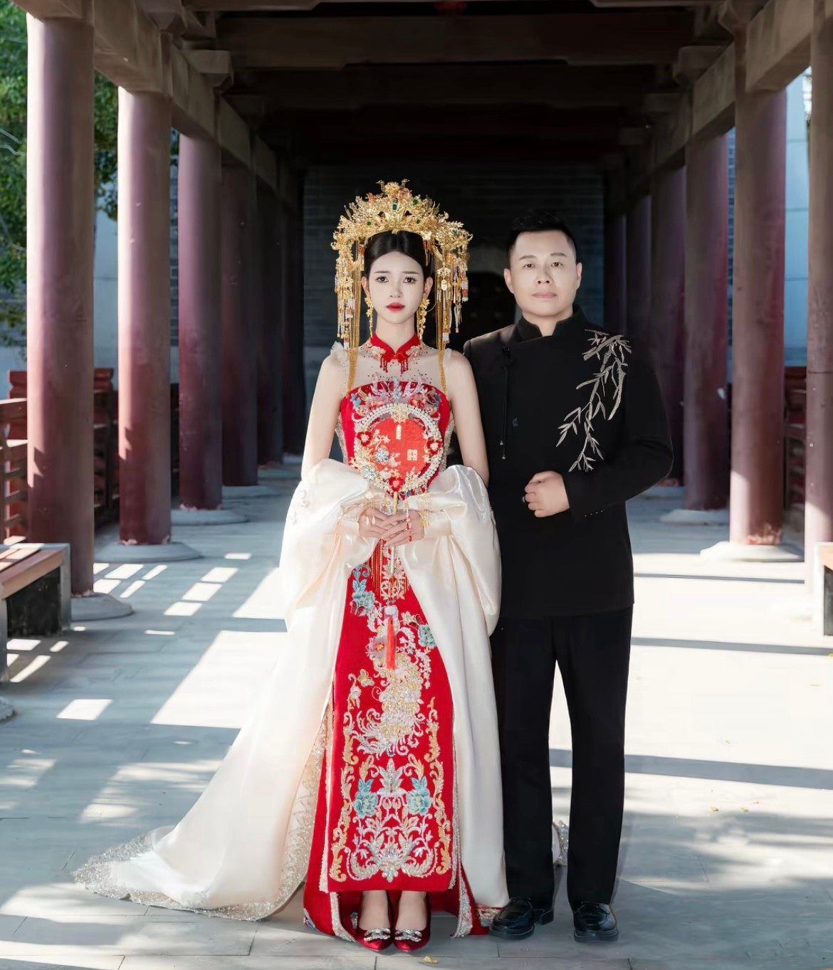 Trong loạt ảnh được đăng tải, cặp đôi thực hiện bộ ảnh với nhiều concept khác nhau, từ hiện đại đến truyền thống.