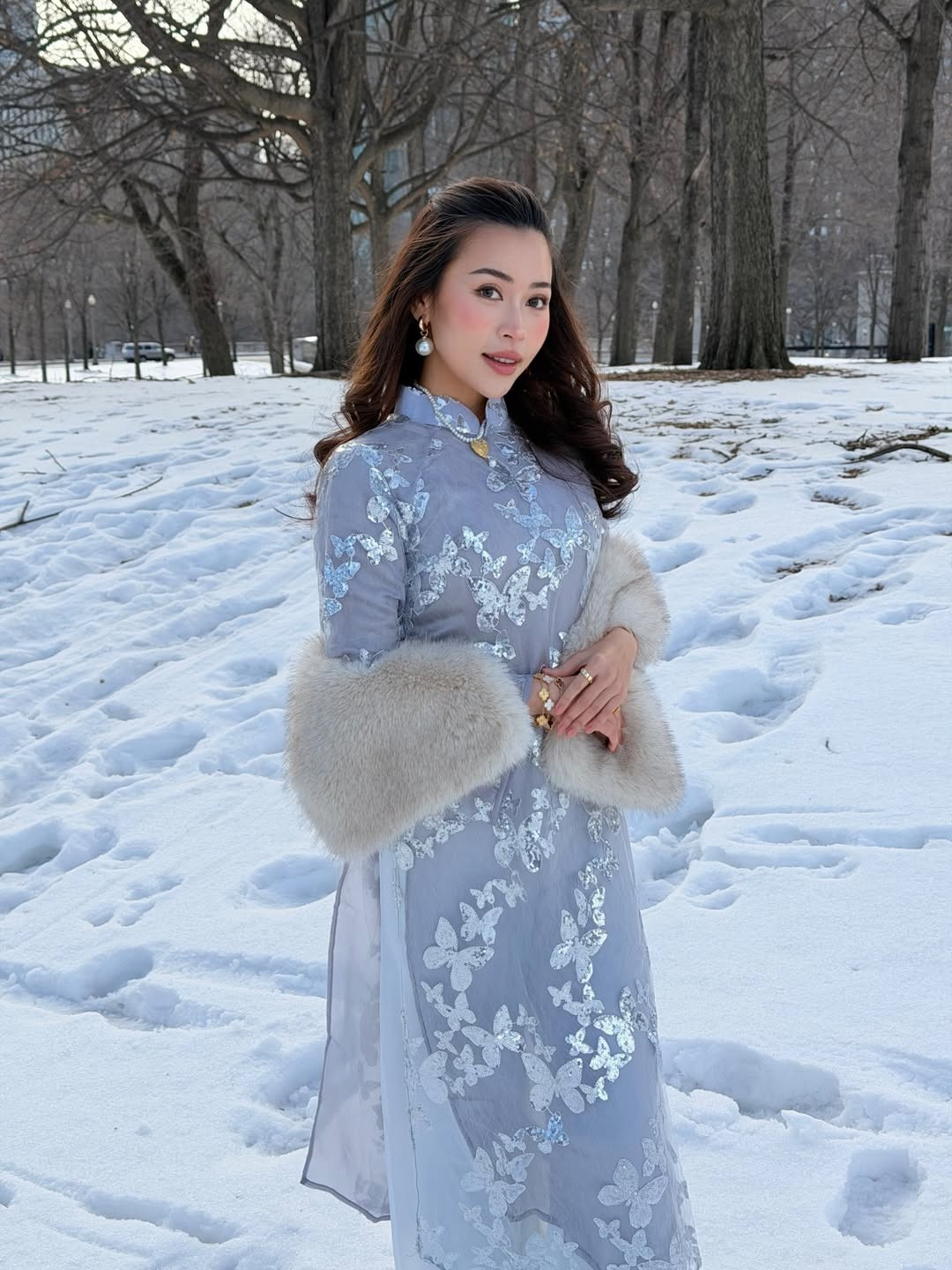 Bộ trang sức ngọc trai và vòng tay vàng giúp hoàn thiện vẻ ngoài quý phái của một quý cô hiện đại. (Ảnh: IGNV)