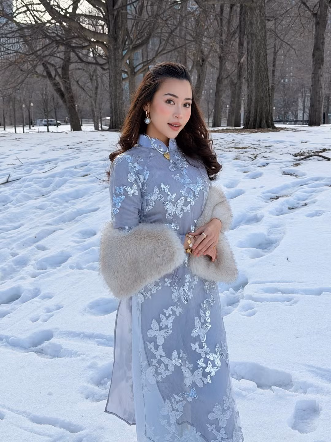 Bộ trang sức ngọc trai và vòng tay vàng giúp hoàn thiện vẻ ngoài quý phái của một quý cô hiện đại. (Ảnh: IGNV)