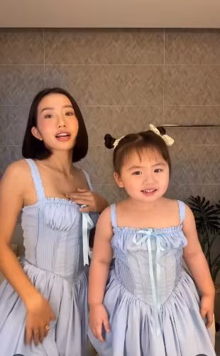 Dù thời lượng ngắn ngủi, nhưng biểu cảm "tan chảy" của cô công chúa nhỏ chính là tâm điểm khiến cộng đồng mạng không ngừng xuýt xoa.