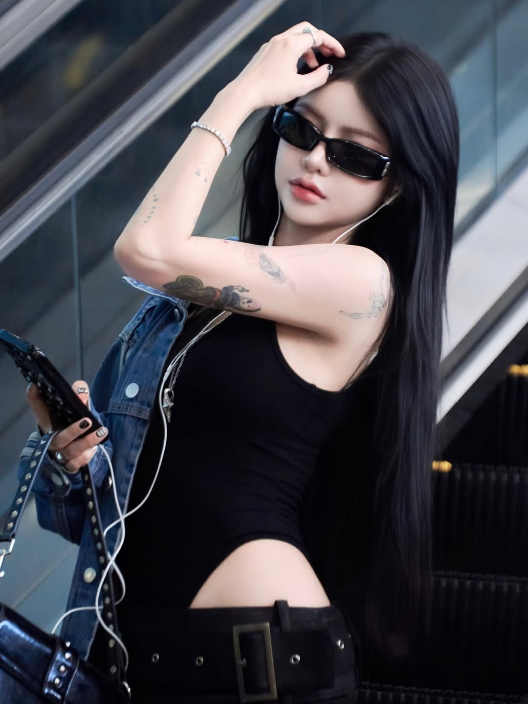 Hoàn thiện set đồ là chiếc mũ lưỡi trai màu xanh navy là món đồ không thể thiếu, vừa che được mặt tạo sự bí ẩn đúng chất "idol bị bắt gặp", vừa tăng thêm vẻ ngoài cool ngầu. (Ảnh: IGNV)