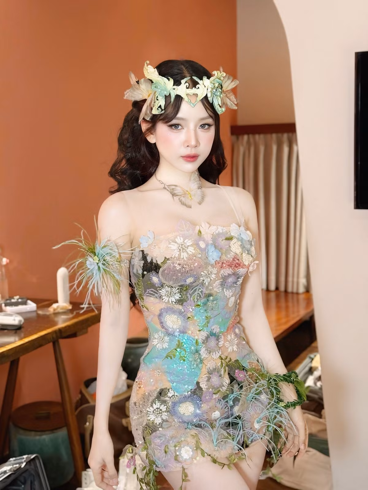 Những hình ảnh này không chỉ đơn thuần là khoảnh khắc trình diễn mà còn là tuyên ngôn về phong cách của DJ Mie.