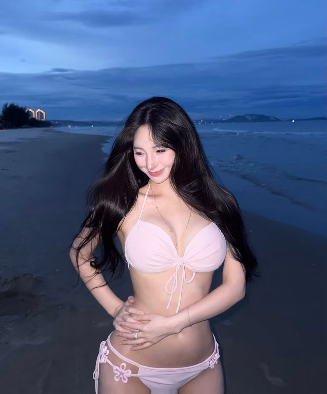 Loạt ảnh này không chỉ khoe trọn vóc dáng đáng ngưỡng mộ của Uyên Ni mà còn thể hiện thần thái tự tin, chuyên nghiệp của cô trước ống kính.