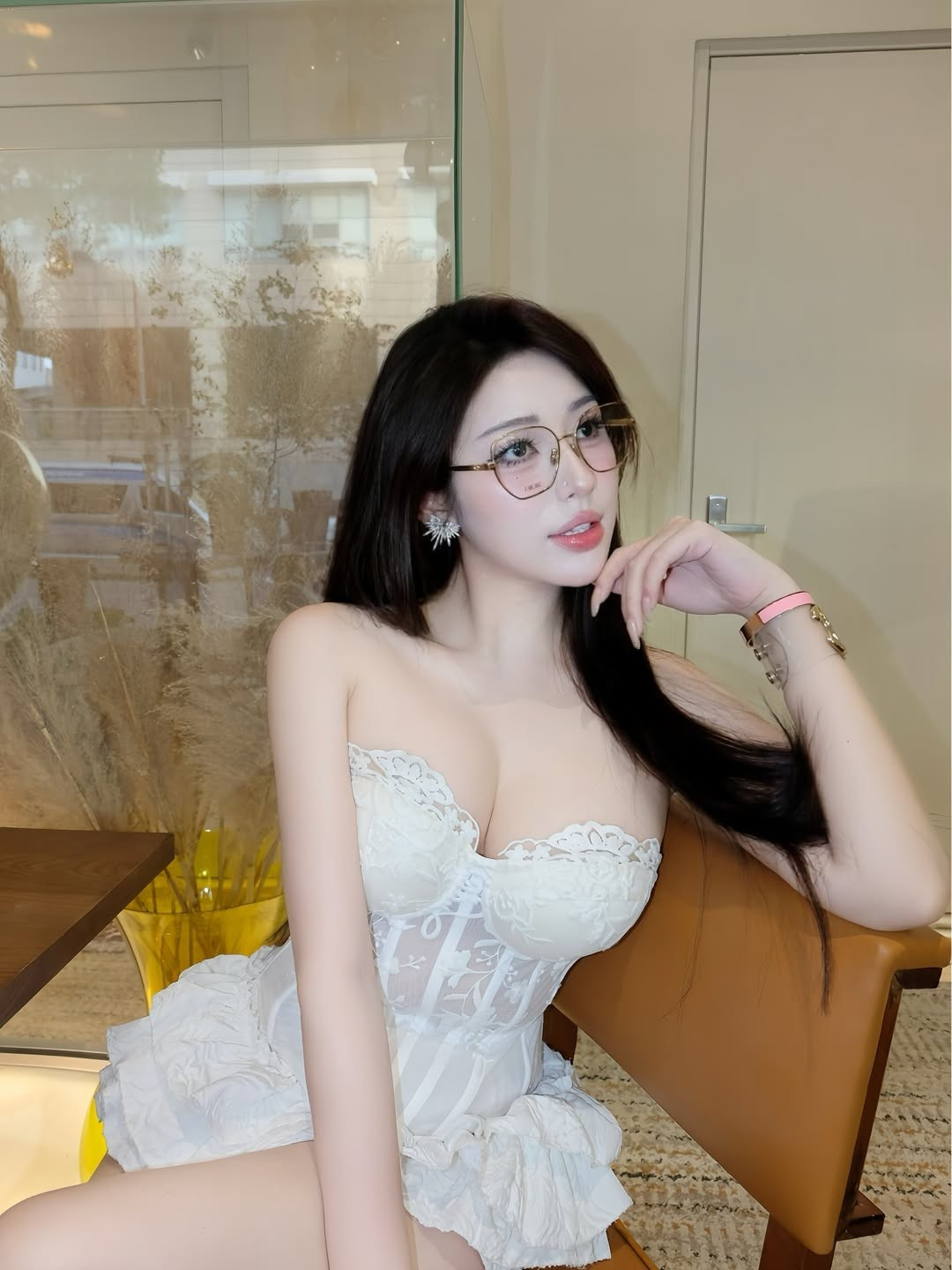Mới đây trên trang cá nhân, nàng mẫu ảnh Phan Thị Hồng Sang vừa đốn tim cộng đồng mạng với loạt ảnh đầy kiêu sa. Khoác lên mình bộ cánh trắng tinh khôi, cô nàng khéo léo khoe vóc dáng chuẩn mực cùng thần thái sắc lẹm, thu hút mọi ánh nhìn. Kèm theo đó, cô nàng đăng tải dòng trạng thái thả thính cực ngọt: "Em 9 điểm vì thiếu 1 điểm tựa".