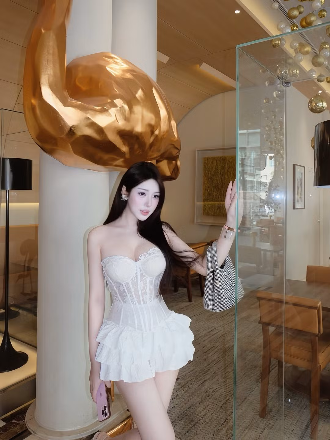 Hồng Sang kết hợp bộ trang phục này với đôi giày cao gót màu be nhạt, giúp kéo dài đôi chân miên man và tổng thể hài hòa.