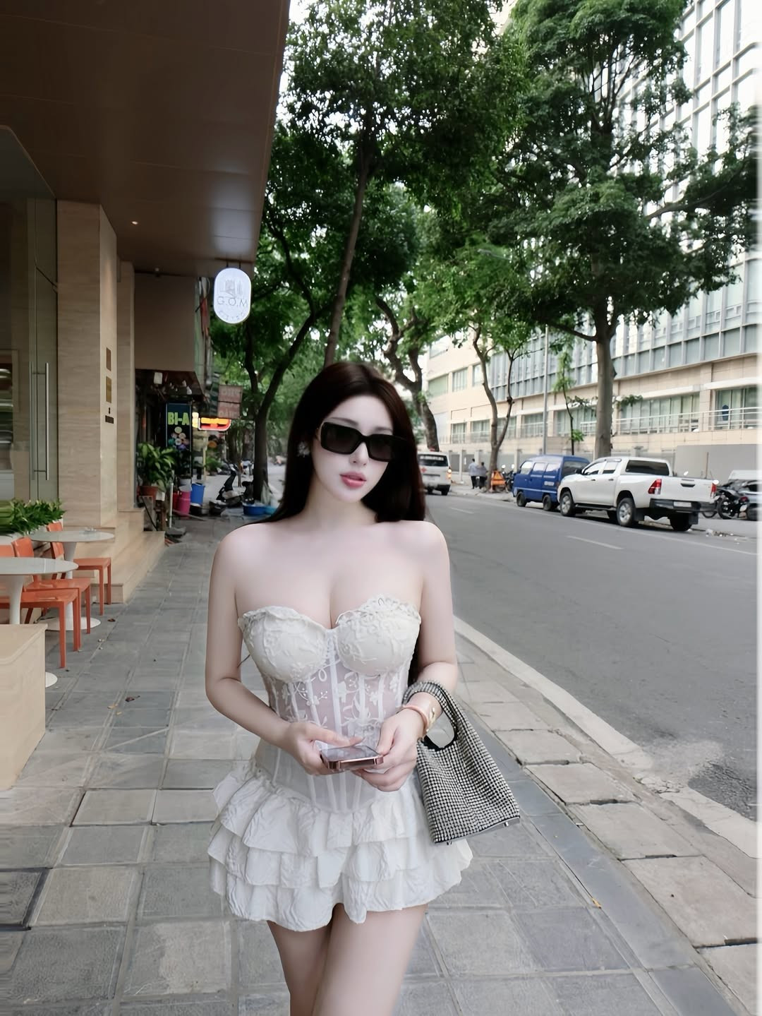 Không chỉ thu hút bởi trang phục, thần thái của Phan Thị Hồng Sang trong loạt ảnh này cũng vô cùng nổi bật. Khi đeo kính râm đen, cô nàng toát lên vẻ bí ẩn, sành điệu như một fashionista chính hiệu.