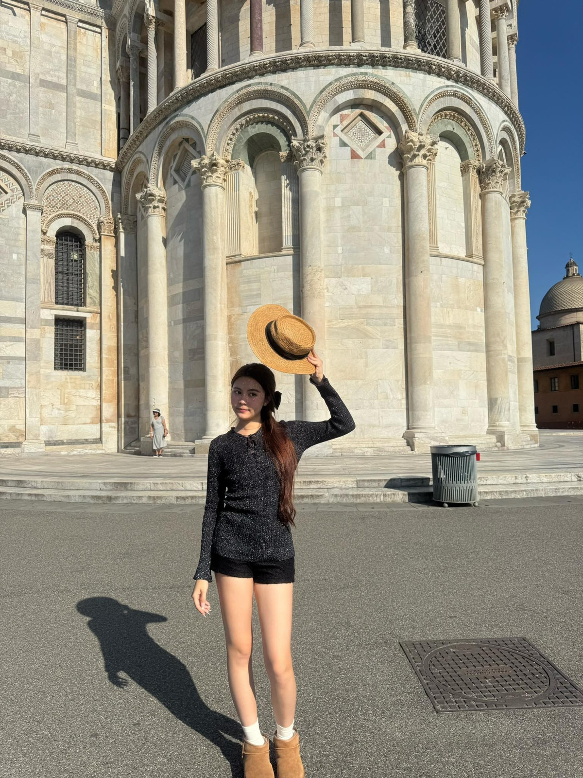 Hạt Dẻ sở hữu lượng người hâm mộ lớn trên mạng xã hội, dù chưa gia nhập vào showbiz nhờ visual trong trẻo, phong thái dịu dàng cùng thành tích học tập ấn tượng. Không chỉ vậy, cách ứng xử của cô nàng trong các sự kiện cũng nhận về nhiều lời tán dương, khen ngợi.