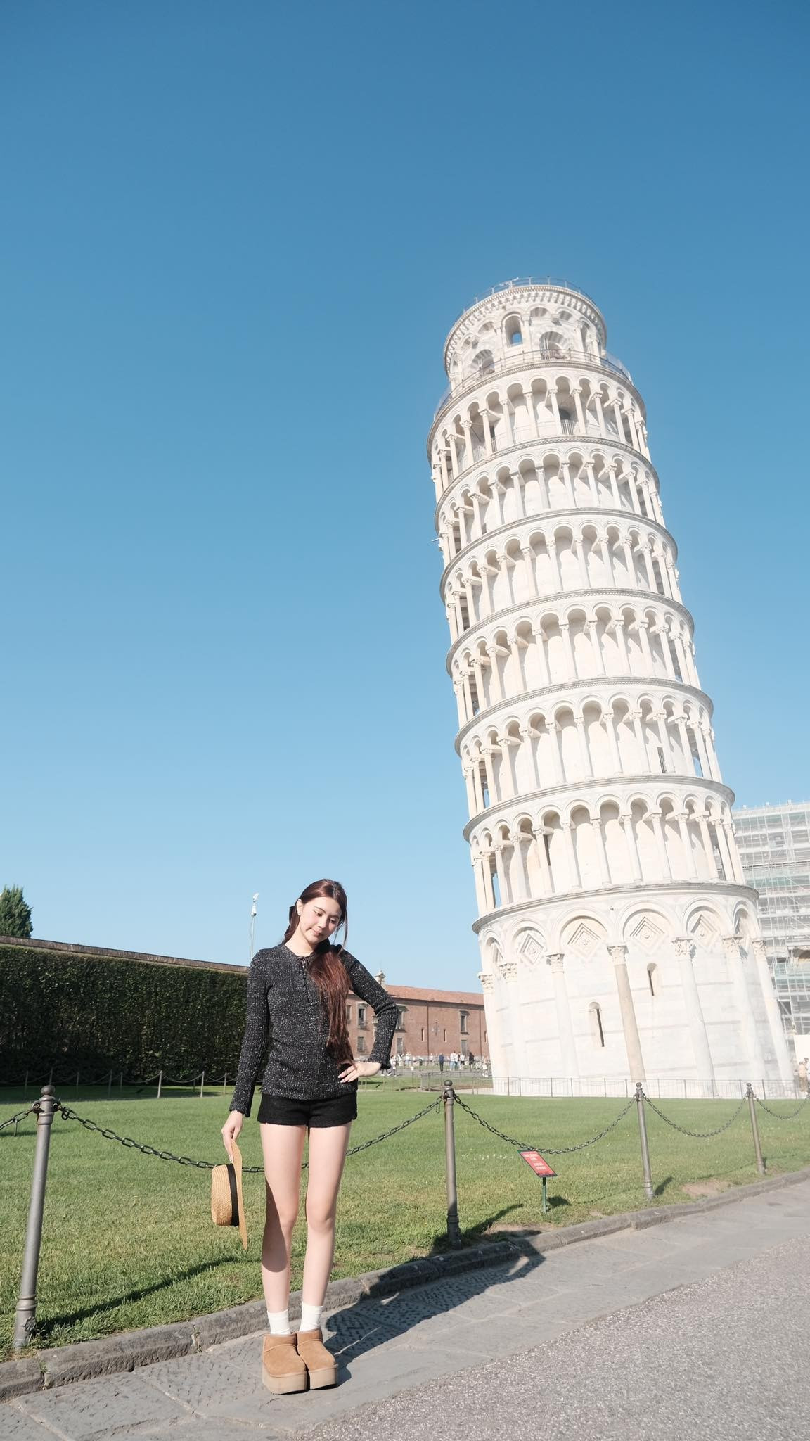 Mới đây, Hạt Dẻ (tên thật là Mai Thảo Ngọc) – con gái út của MC Quyền Linh và doanh nhân Dạ Thảo - đã chia sẻ loạt khoảnh khắc trong chuyến du lịch châu Âu lên trang cá nhân. Cô nàng hào hứng bày tỏ sự vui thích khi được check-in cùng tháp nghiêng Pisa - một trong những công trình kiến trúc lâu đời và được xem là biểu tượng của nước Ý.