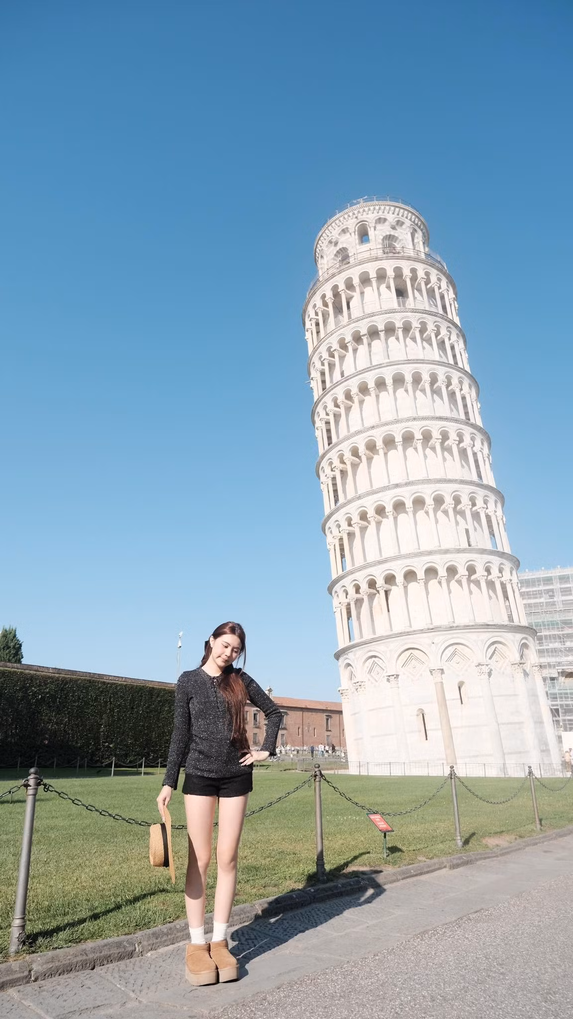 Mới đây, Hạt Dẻ (tên thật là Mai Thảo Ngọc) – con gái út của MC Quyền Linh và doanh nhân Dạ Thảo - đã chia sẻ loạt khoảnh khắc trong chuyến du lịch châu Âu lên trang cá nhân. Cô nàng hào hứng bày tỏ sự vui thích khi được check-in cùng tháp nghiêng Pisa - một trong những công trình kiến trúc lâu đời và được xem là biểu tượng của nước Ý.