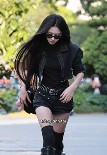 Hoài Thu chọn all-black đậm chất rock-chic và Y2K. Outfit gồm áo cổ lọ đen, quần short jean đen và áo khoác lửng. Điểm nhấn đắt giá nhất là chiếc thắt lưng đinh tán bản to, kết hợp với các chi tiết kim loại trên quần short, tạo nên một tuyên ngôn thời trang mạnh mẽ. (Ảnh: Tiktok @hthuu_)