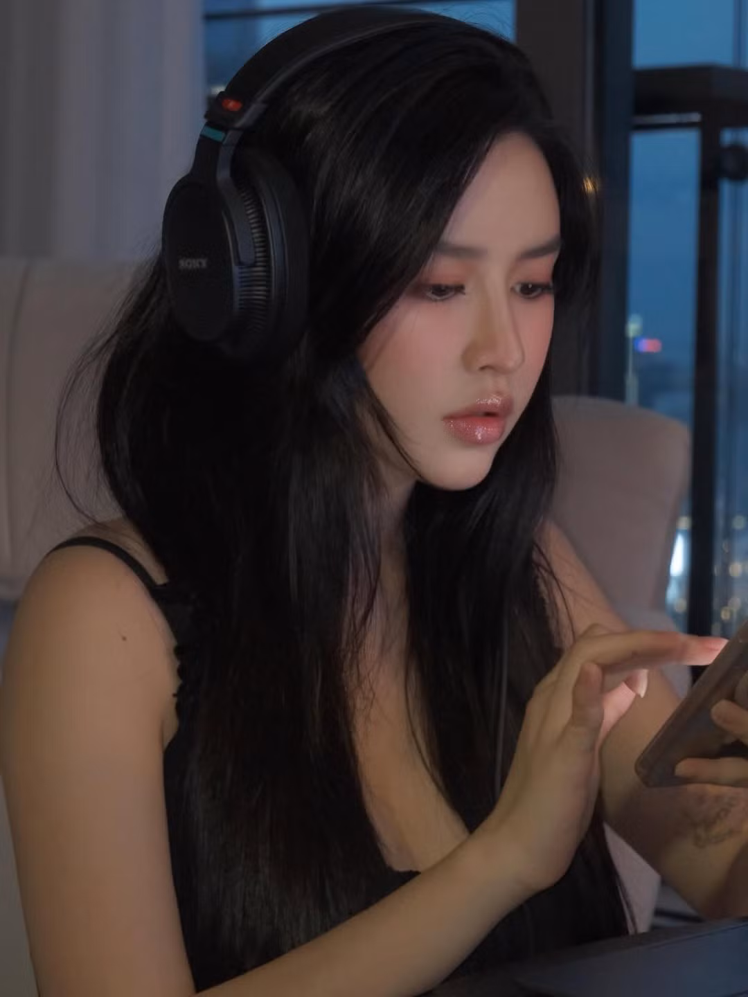 Tại các sự kiện, Quyên Qui chuộng các thiết kế váy đầm dạ hội xẻ sâu, cúp ngực tôn đường cong, trong khi phong cách đời thường lại yêu thích áo crop-top, đồ bơi cắt xẻ và thỉnh thoảng làm mới bằng áo sơ mi kín đáo. (Ảnh: IGNV)