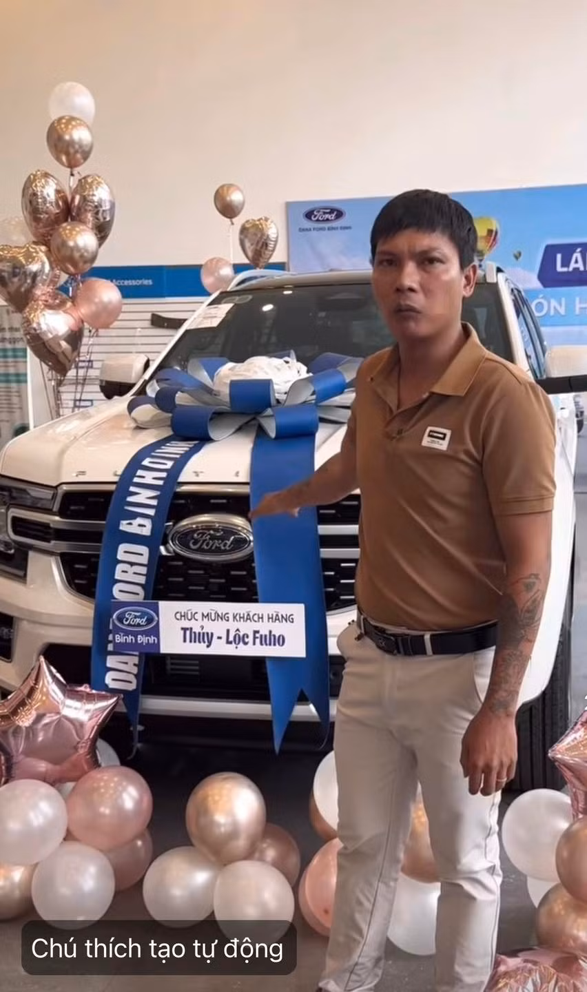 Theo đó, Lộc Fuho đã tậu thêm 1 chiếc Ford Everest Platinum với giá ra biển khoảng gần 2 tỷ.