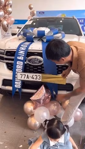 Bài đăng của Lộc Fuho hiện tại đã thu hút gần 50.000 lượt yêu thích cùng hàng nghìn lượt bình luận khác nhau. Nhiều người còn nói đùa "chắc cũng phải đổi nghề phụ hồ giống như Lộc".