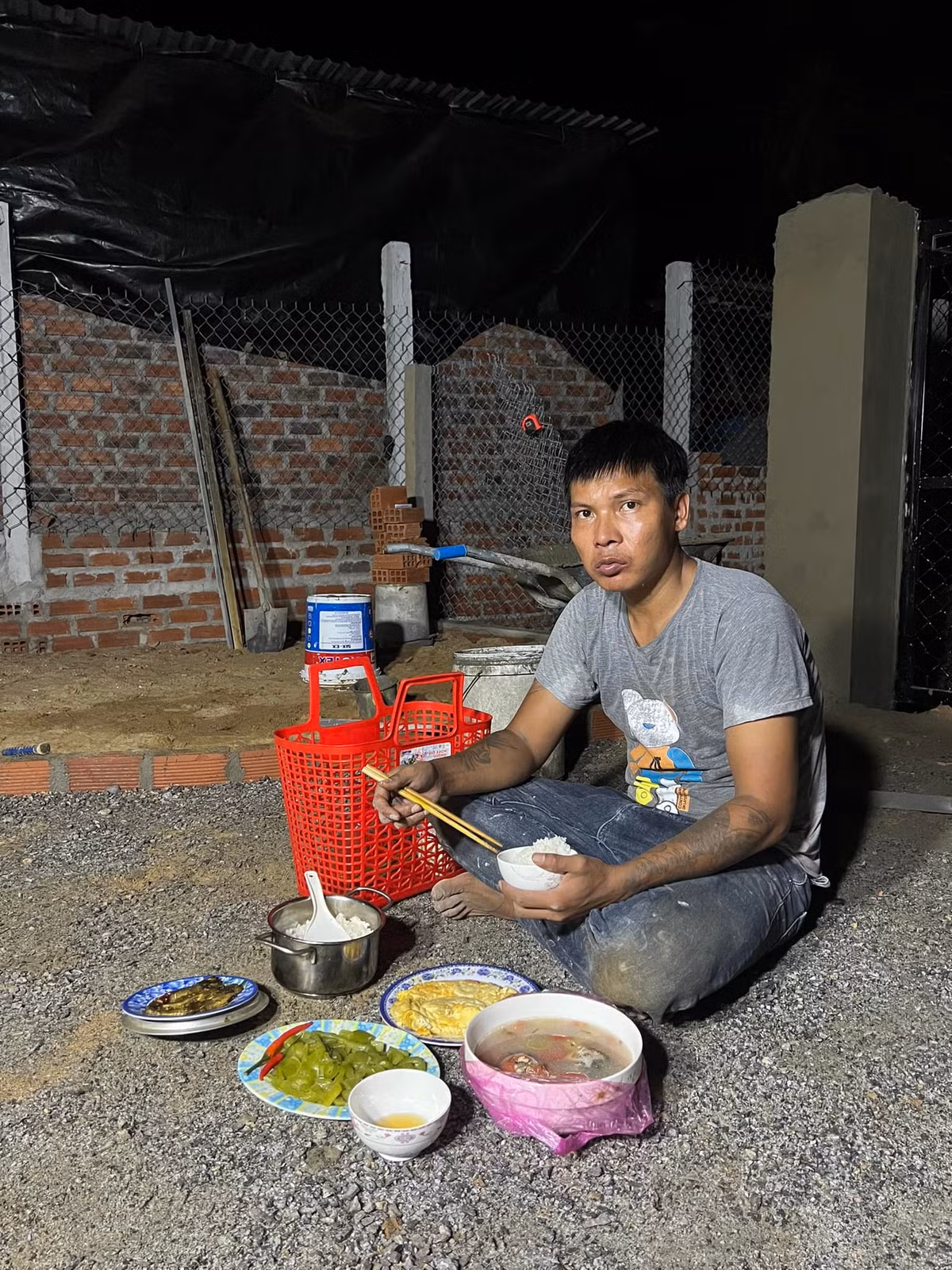 Anh gây ấn tượng với những bài viết có nội dung hài hước, dễ thương về cuộc sống thường ngày vào năm 2018, bao gồm trăn trở tìm kiếm người yêu. Anh nổi lên như một "hiện tượng mạng" khi chuyên đi "comment dạo".