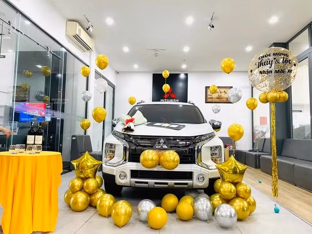 Thời điểm đó, anh chia sẻ mua xe “để chở gạch, xi măng”. Chiếc xe do bà xã Kim Thủy, cũng là một YouTuber, đứng tên sở hữu.