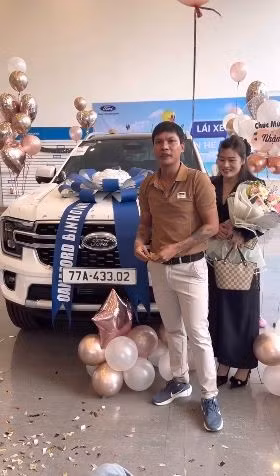 Anh chàng chia sẻ: "Sau 8 tháng được anh chị em trên Tiktok ủng hộ cho Lộc, thì cuối cùng...vợ Lộc đã thưởng cho Lộc chiếc xe đẳng cấp nhé anh chị em".