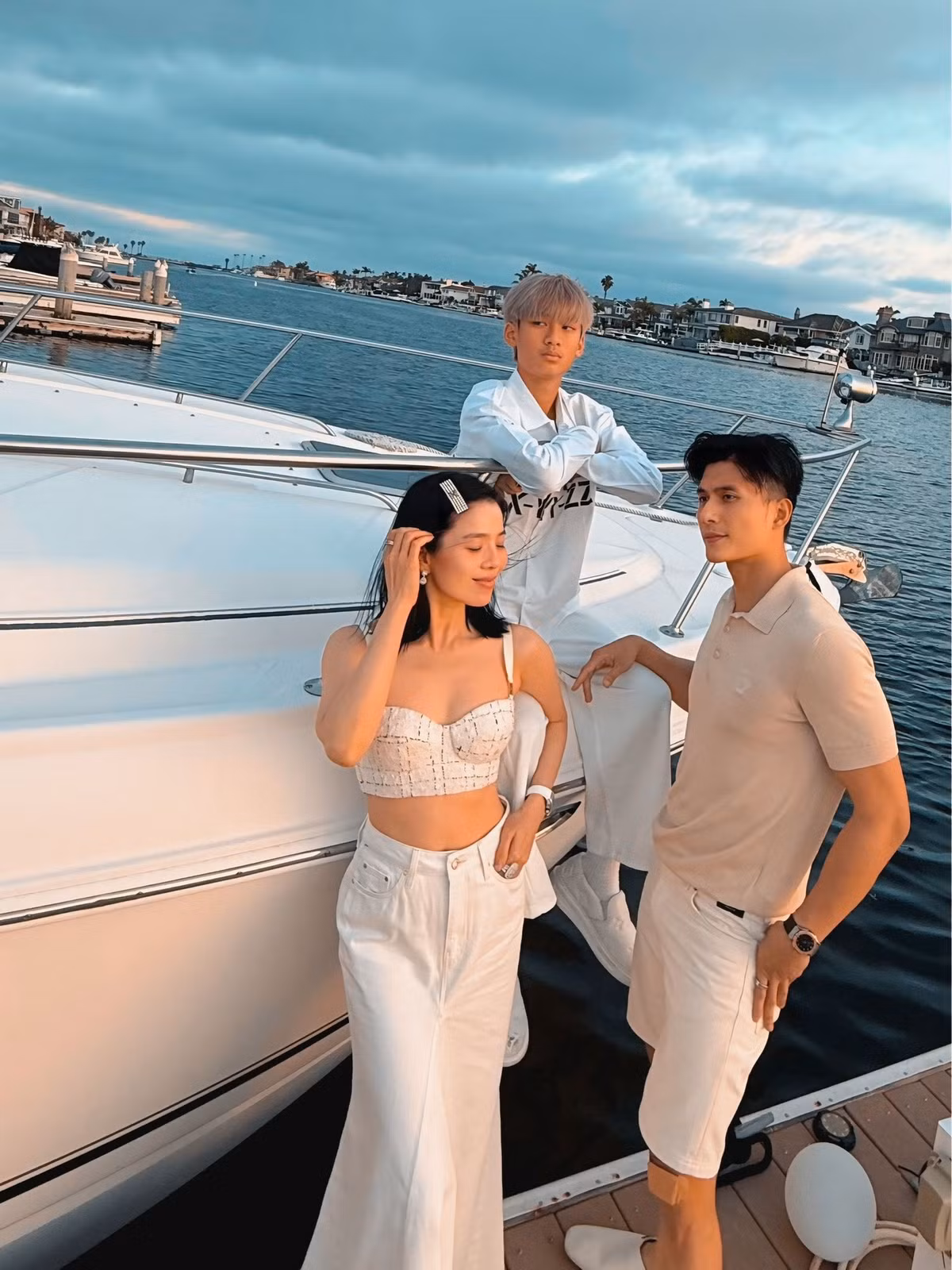 Sau khi bố mẹ ly hôn, Kỳ Anh sống cùng mẹ. Doanh nhân Đức Huy thường xuyên tới thăm, đưa con đi chơi. Lệ Quyên cũng chăm chỉ cập nhật cuộc sống gia đình, khoe quý tử trên mạng xã hội. Kỳ Anh tỏ ra khá thân thiết với bạn trai của mẹ, Lâm Bảo Châu.