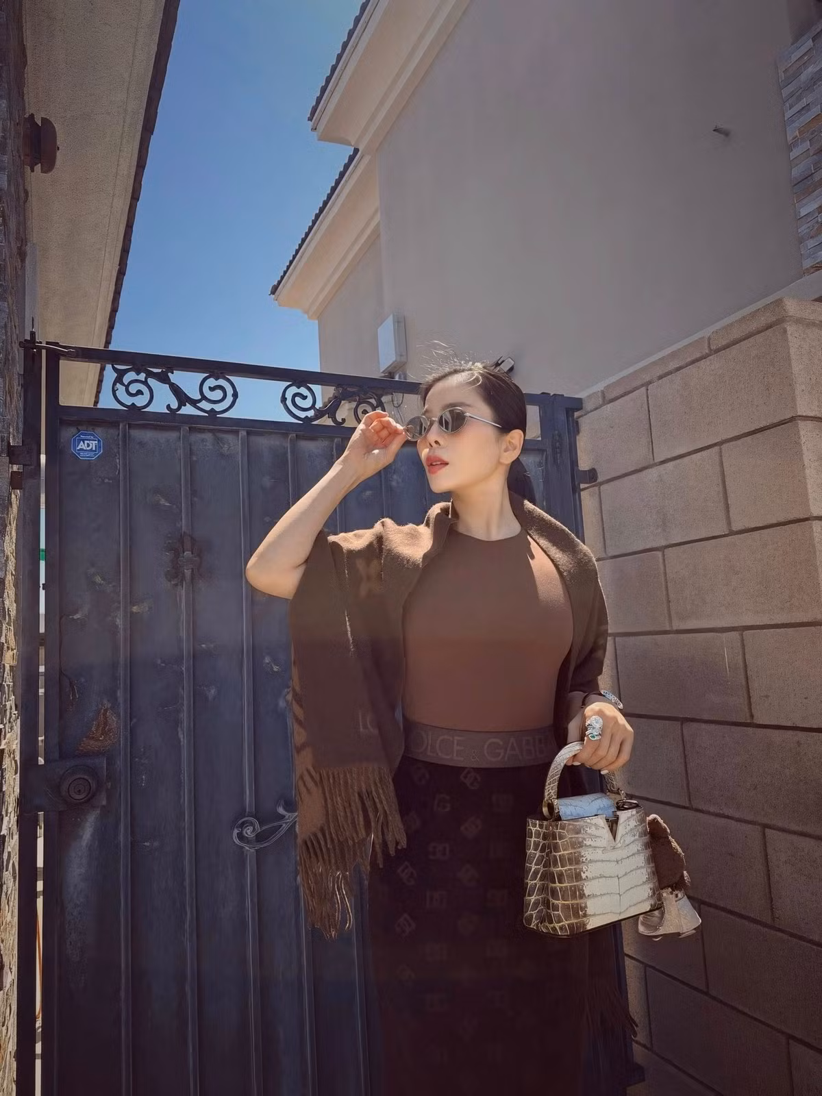 Làn da của "nữ hoàng phòng trà" từ hai thập kỷ trước đã khá mịn màng, căng bóng. Cô nhiều lần tự hào khoe làn da mộc căng mướt và xem đây là một trong những thứ quan trọng "cần giữ gìn sau giọng hát".