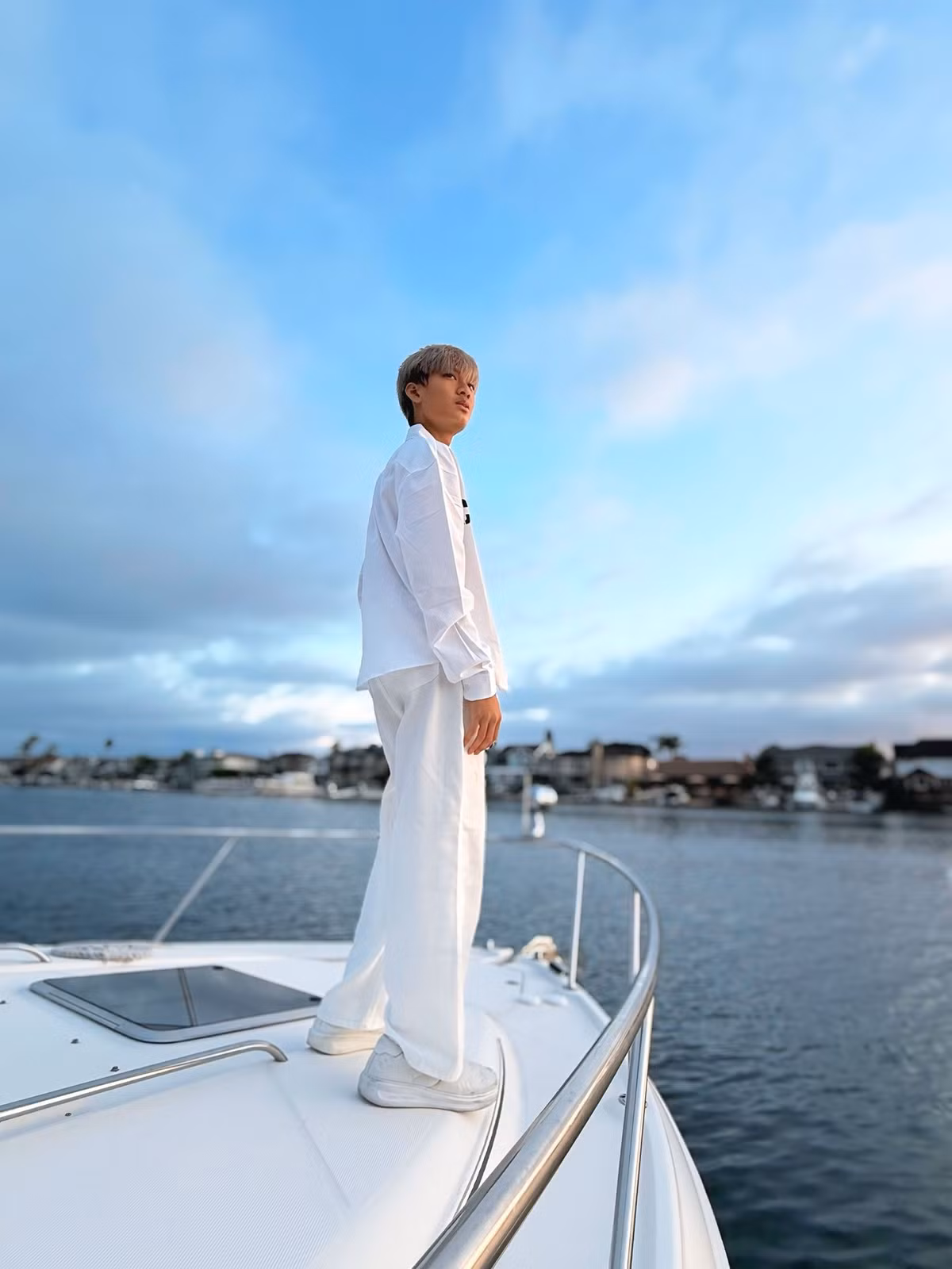 Để phát triển vóc dáng cho con, Lệ Quyên cho con uống sữa nhiều hàm lượng protein từ năm 12 tuổi. Bên cạnh đó, Kỳ Anh cũng rèn các bộ môn như golf, bóng rổ, đạp xe, gym vì yêu thích thể thao.