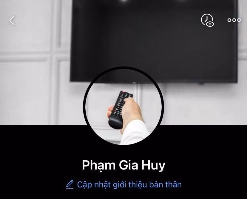 Điểm đặc biệt nằm ở chỗ ảnh đại diện chỉ hiển thị một phần của bức ảnh bìa, tạo ra một sự bất ngờ và tò mò cho người xem.