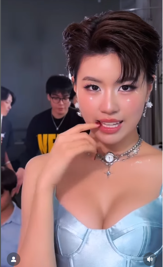 Không chỉ gây chú ý với trang phục, nhan sắc của Pháo trong loạt ảnh này cũng nhận được vô số lời khen ngợi. Mái tóc ngắn cá tính của cô được tạo kiểu gọn gàng, kết hợp với phong cách trang điểm nhẹ nhàng nhưng nổi bật. (Ảnh: IGNV)