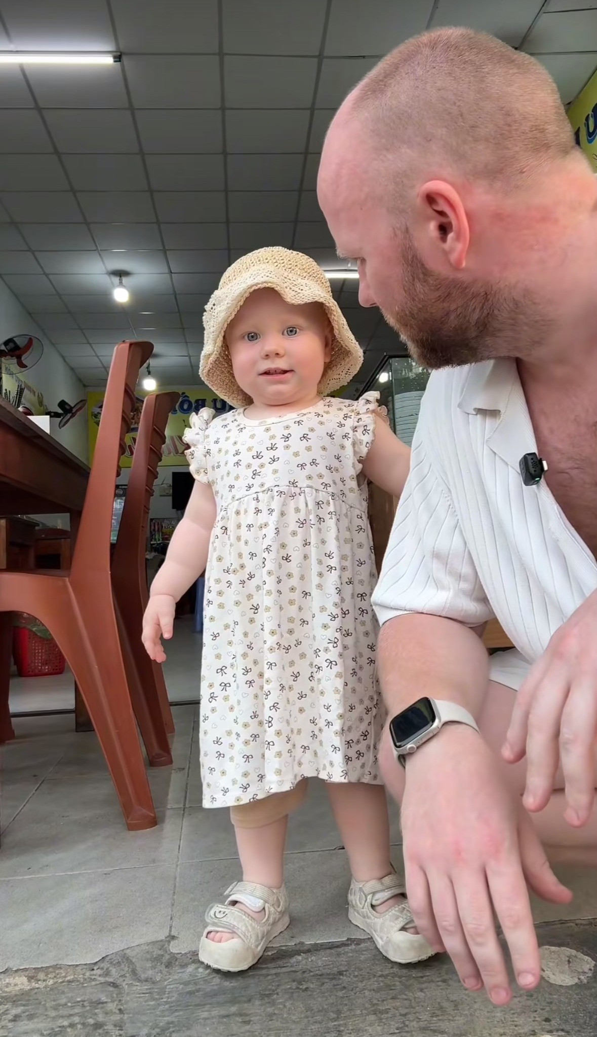 Bé Aoife, có tên gọi thân thương là Ê Phở, sinh năm 2024, hiện đang cùng gia đình sinh sống tại thành phố Đà Nẵng. Bố của em - anh Kent Murphy - chính là người ghi lại những khoảnh khắc đời thường của con gái và chia sẻ lên mạng xã hội, thu hút hàng triệu lượt xem và tương tác.