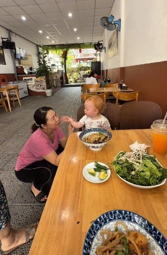 Trong nhiều khoảnh khắc, anh Kent Murphy còn phải bày tỏ vẻ mặt bất lực cùng câu hỏi "ôi liệu đây có còn là con tôi hay không", khi đi đến đâu cô bé Ê Phở cũng được nhiều người "nhận con, nhận cháu" rần rần.