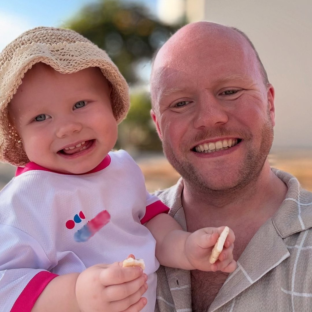 Thời gian gần đây, mạng xã hội Việt Nam được khuấy động bởi hình ảnh đáng yêu của một cô bé nhỏ với nụ cười tươi rói, gương mặt Tây phương nhưng lại có tính cách "thuần Việt". Đó chính là bé Ê Phở - em bé đã chinh phục trái tim của hàng triệu người dùng mạng với sự dễ thương và gần gũi không thể cưỡng lại.