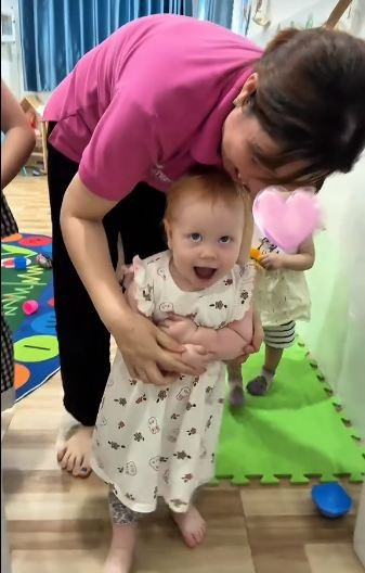 Hiện tại, Ê Phở đang theo học tại một trường mẫu giáo ở Đà Nẵng và bắt đầu bập bẹ những từ tiếng Việt đầu tiên. Bố mẹ em cũng đã sắm cho con một bộ sưu tập đồ bộ, dép lê, mũ nón rất "Việt Nam", khiến em trông không khác gì một em bé bản địa.