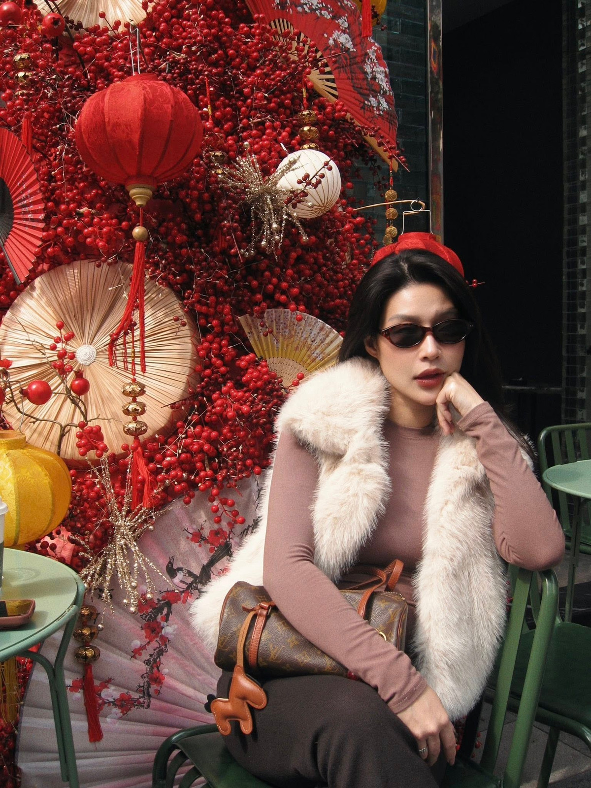 Dưới phần bình luận, người hâm mộ dành cơn mưa lời khen cho nhan sắc của Thanh Huyền. Dù tự nhận là "ăn no ngủ kỹ", nhưng gương mặt của cô vẫn rất thanh thoát, làn da mịn màng và phong thái cực kỳ năng động. (Ảnh: FBVN)