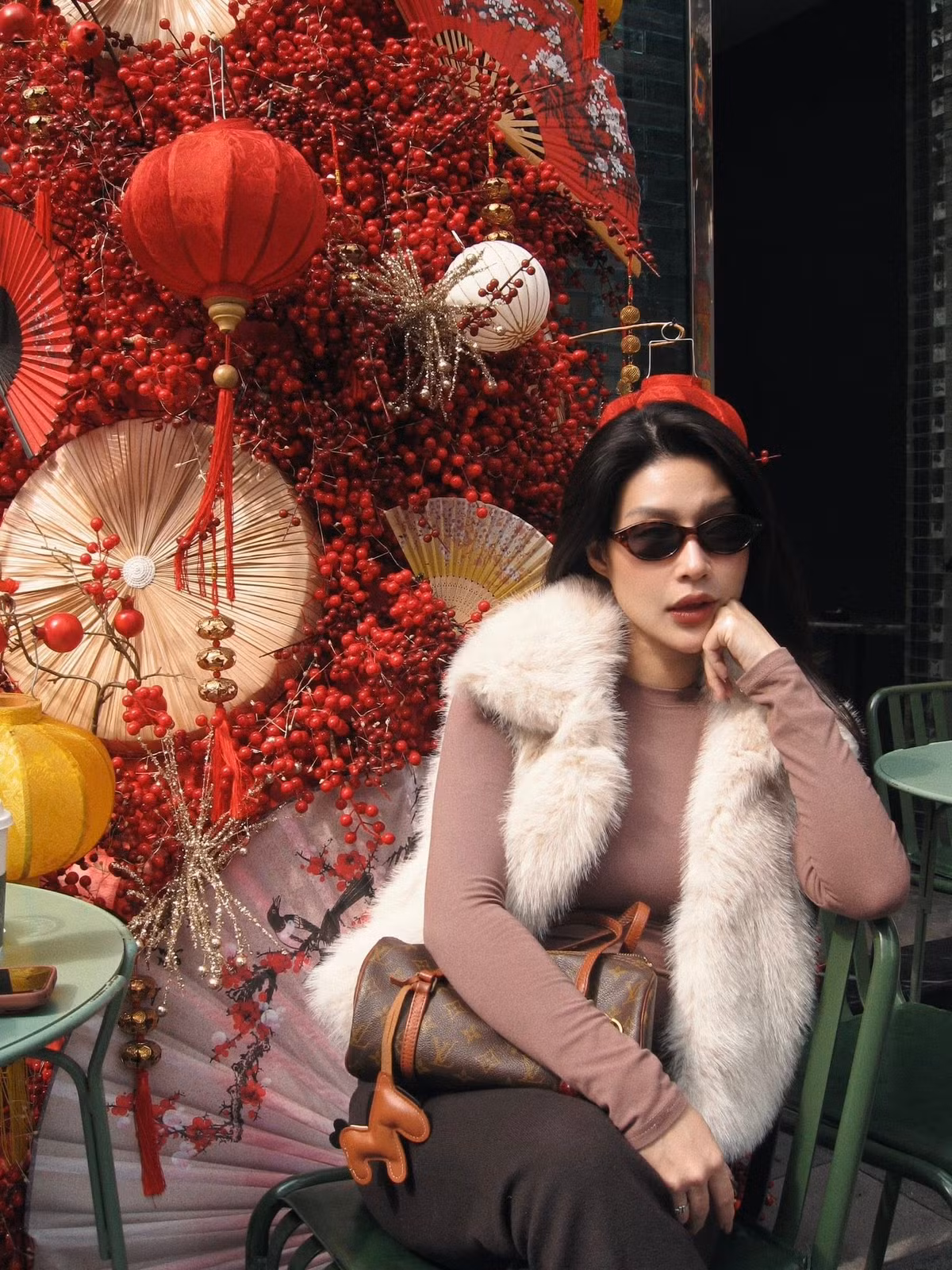 Dưới phần bình luận, người hâm mộ dành cơn mưa lời khen cho nhan sắc của Thanh Huyền. Dù tự nhận là "ăn no ngủ kỹ", nhưng gương mặt của cô vẫn rất thanh thoát, làn da mịn màng và phong thái cực kỳ năng động. (Ảnh: FBVN)